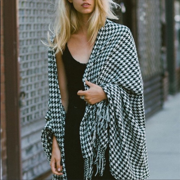 Houndstooth Ruana - Picture 2 of 6